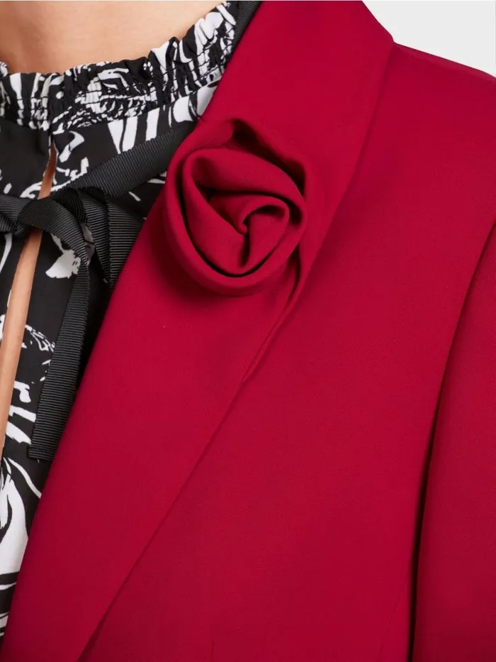 Damen Marc Cain Blazer Krpernaher Blazer Mit Bltenapplikation Bright Burgundy
