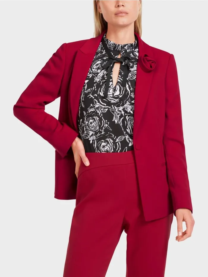 Damen Marc Cain Blazer Krpernaher Blazer Mit Bltenapplikation Bright Burgundy