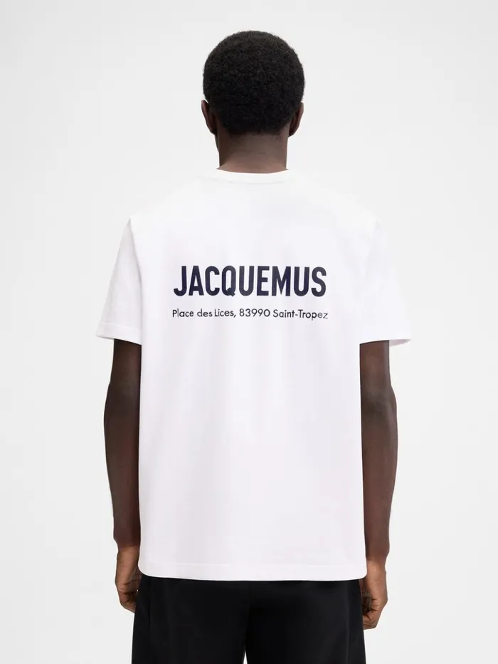 WomenMen Tshirts JACQUEMUS The Saint Tropez Place Des Lices Address Tshirt Saint Tropez Lices WomenMen Tshirts JACQUEMUS The Saint Tropez Place Des Lices Address Tshirt Saint Tropez Lices