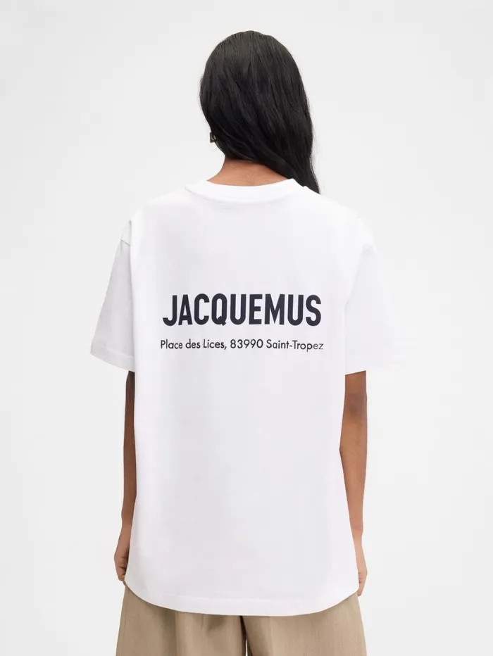 WomenMen Tshirts JACQUEMUS The Saint Tropez Place Des Lices Address Tshirt Saint Tropez Lices WomenMen Tshirts JACQUEMUS The Saint Tropez Place Des Lices Address Tshirt Saint Tropez Lices