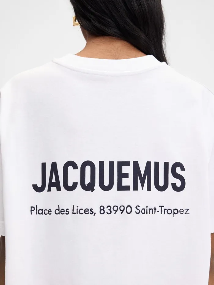 WomenMen Tshirts JACQUEMUS The Saint Tropez Place Des Lices Address Tshirt Saint Tropez Lices WomenMen Tshirts JACQUEMUS The Saint Tropez Place Des Lices Address Tshirt Saint Tropez Lices